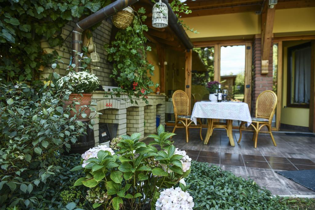 Siesta Vendeghaz Villa Егер Екстериор снимка